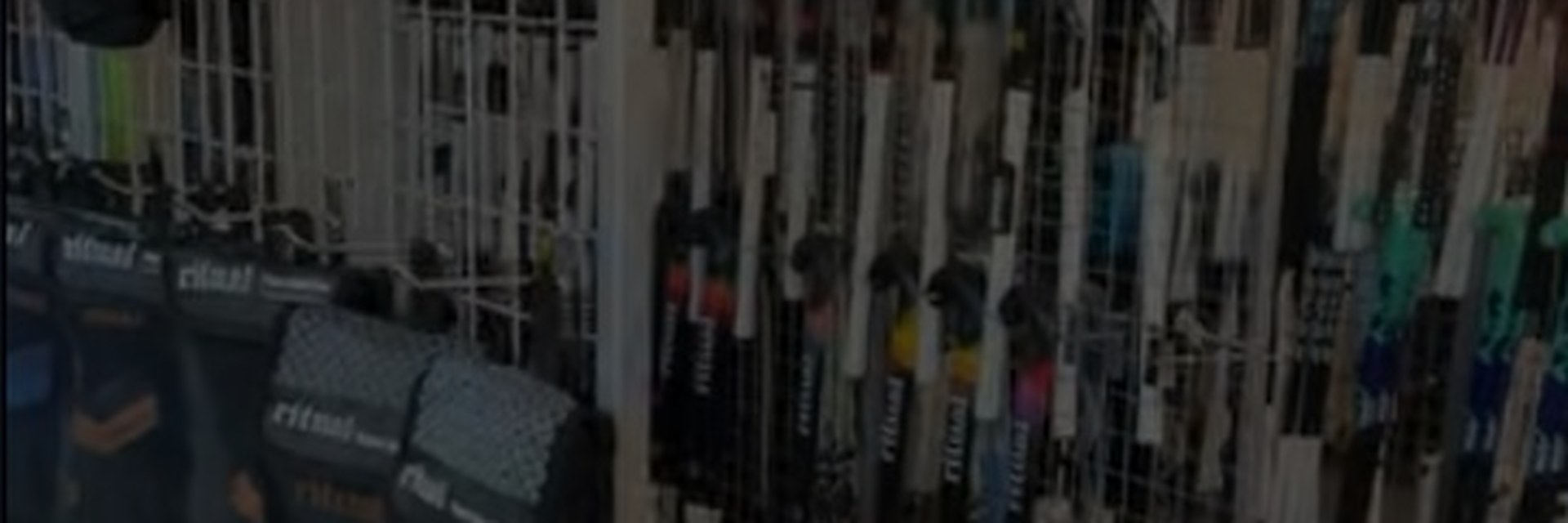 Showroom Field Hockey Zone – kije i torby na stojakach