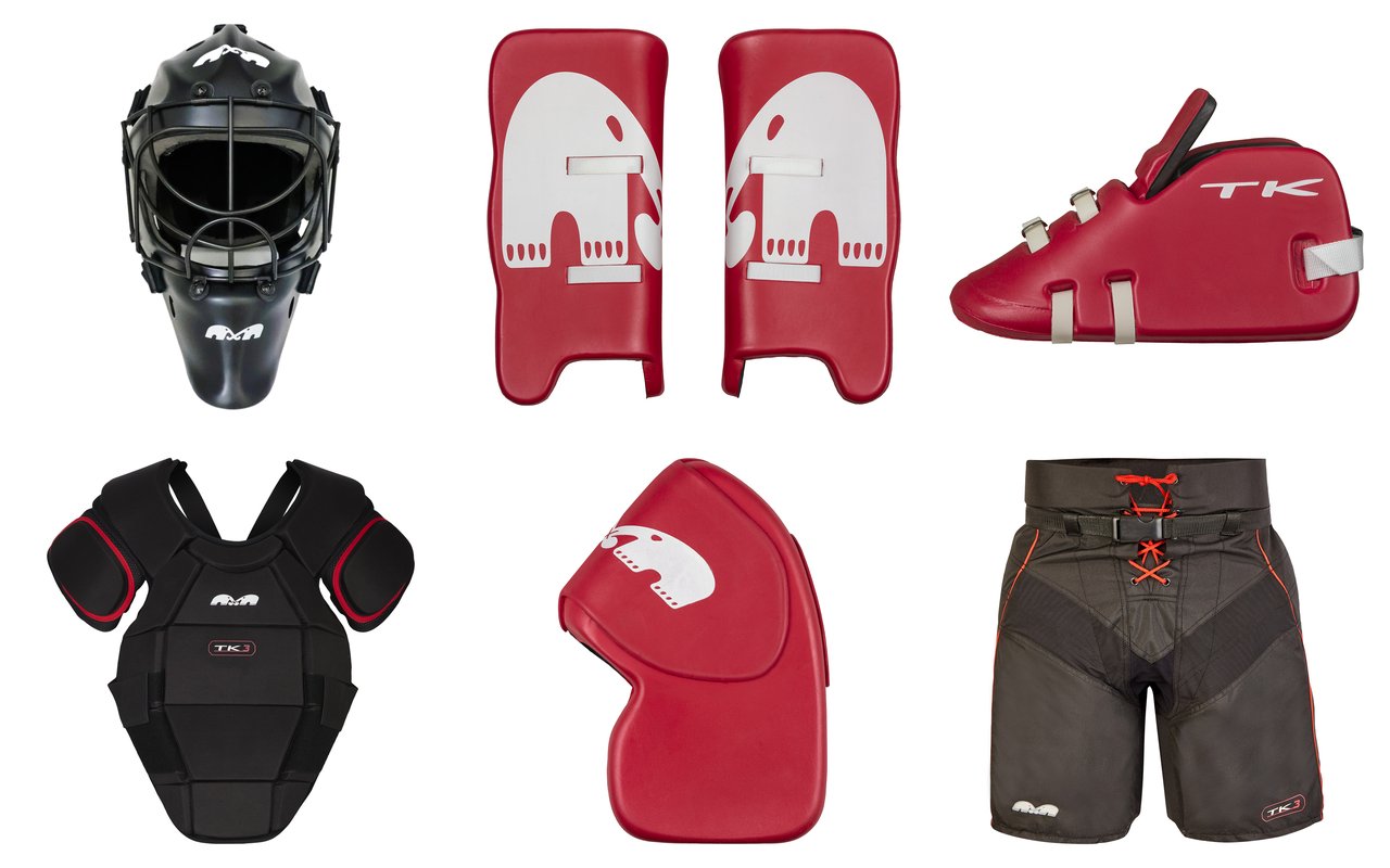 Zestaw bramkarski TK z oferty Field Hockey Zone – kask z maską, ochraniacze nóg, kickery, ochraniacz klatki, rękawica i spodenki bramkarskie
